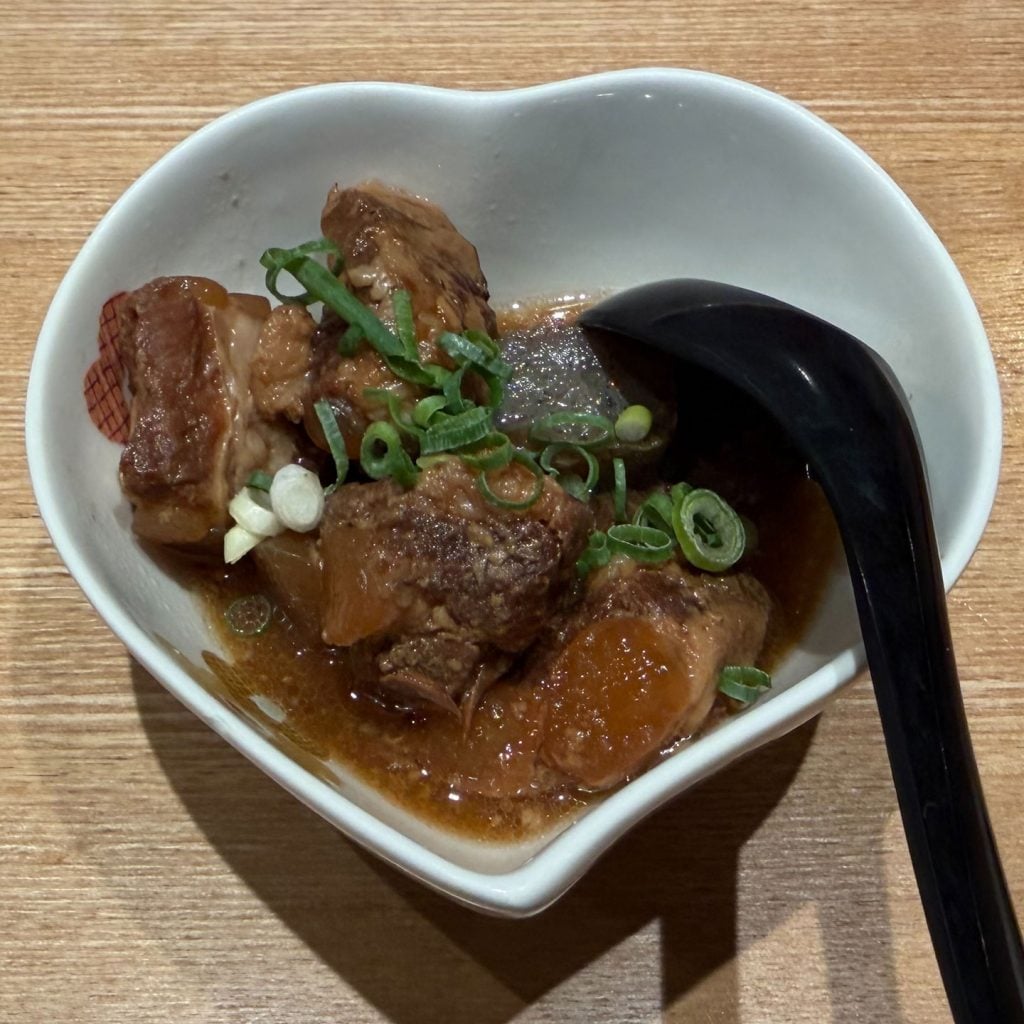 【鹿児島グルメ】ハッピーアワーがお得すぎる！　豚バラ軟骨の味噌煮込みもオススメの「あご出汁餃子ゆでタン さんじ天文館店」