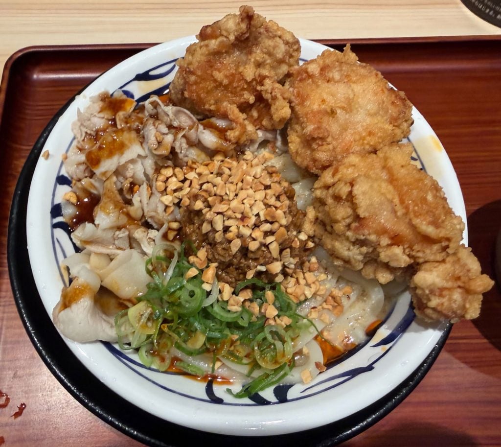 【グルメ】肉がマシマシで総重量約1kg！？　はなまるうどんの「爆担々」を食べてみた