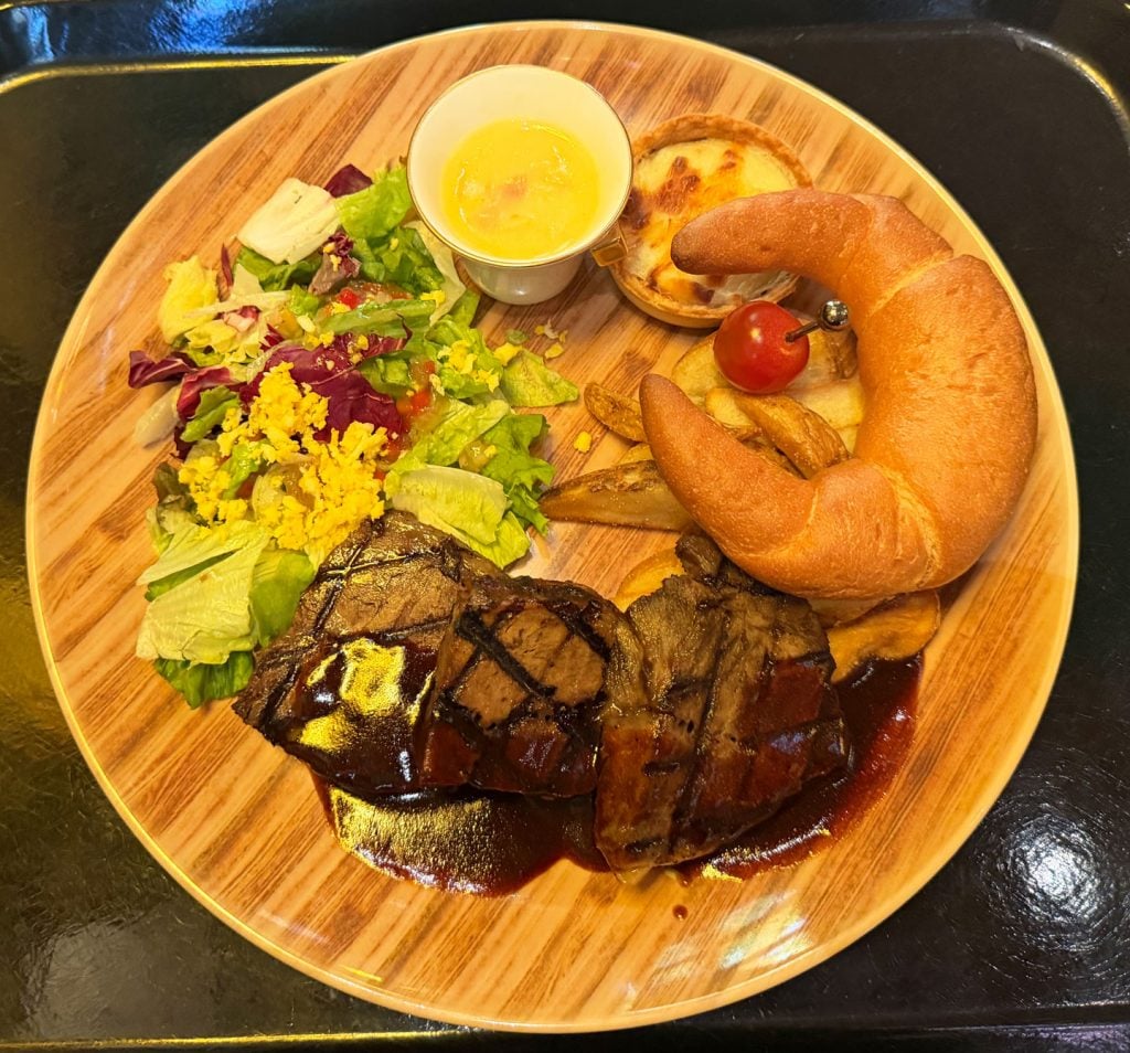【グルメ】USJに「葬送のフリーレン ～追憶のレストラン～」登場！　フリーレンのビーフプレートを食べてみた