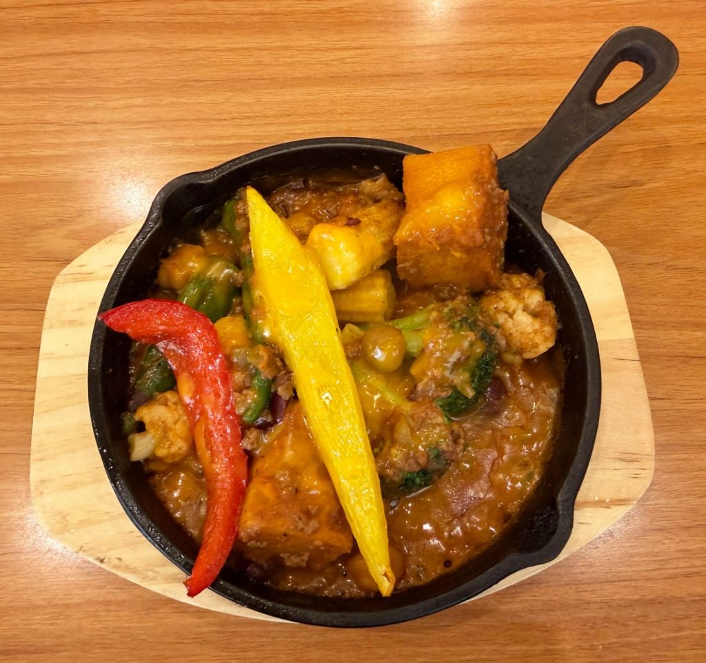 【グルメ】ココスの6月のグルメ「夏野菜のバターチキンカレー包み焼きハンバーグ」「夏野菜とチリコンカンのチーズ焼き」を食べてみた