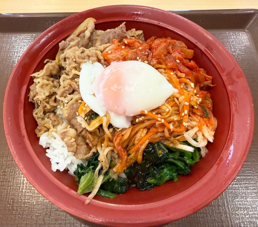 【グルメ】すき家「野菜どっさり！ガツガツうまい！」 “あいもり”牛丼の第2弾「おんたまビビンバ牛丼」を食べてみた