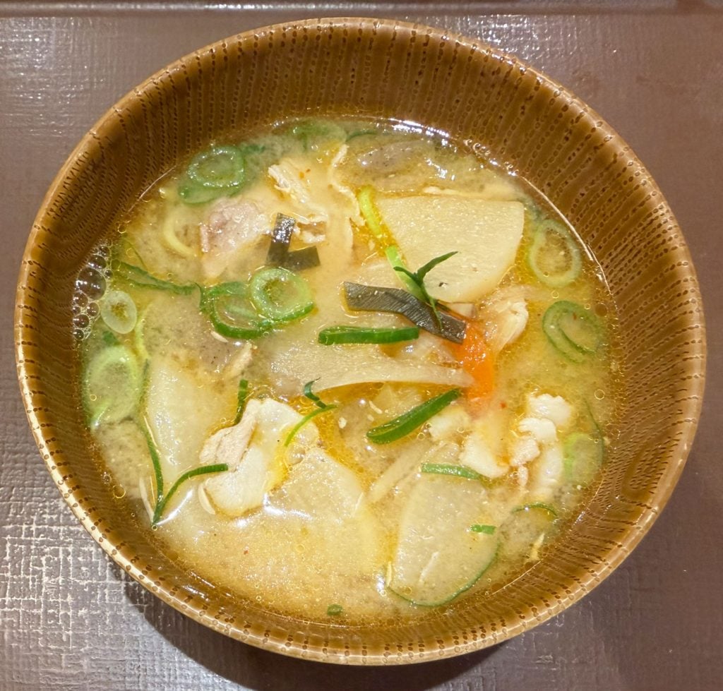 【グルメ】お酒を飲んだ後にもオススメ！？　すき家の「とん汁みそらーめん」を食べてみた