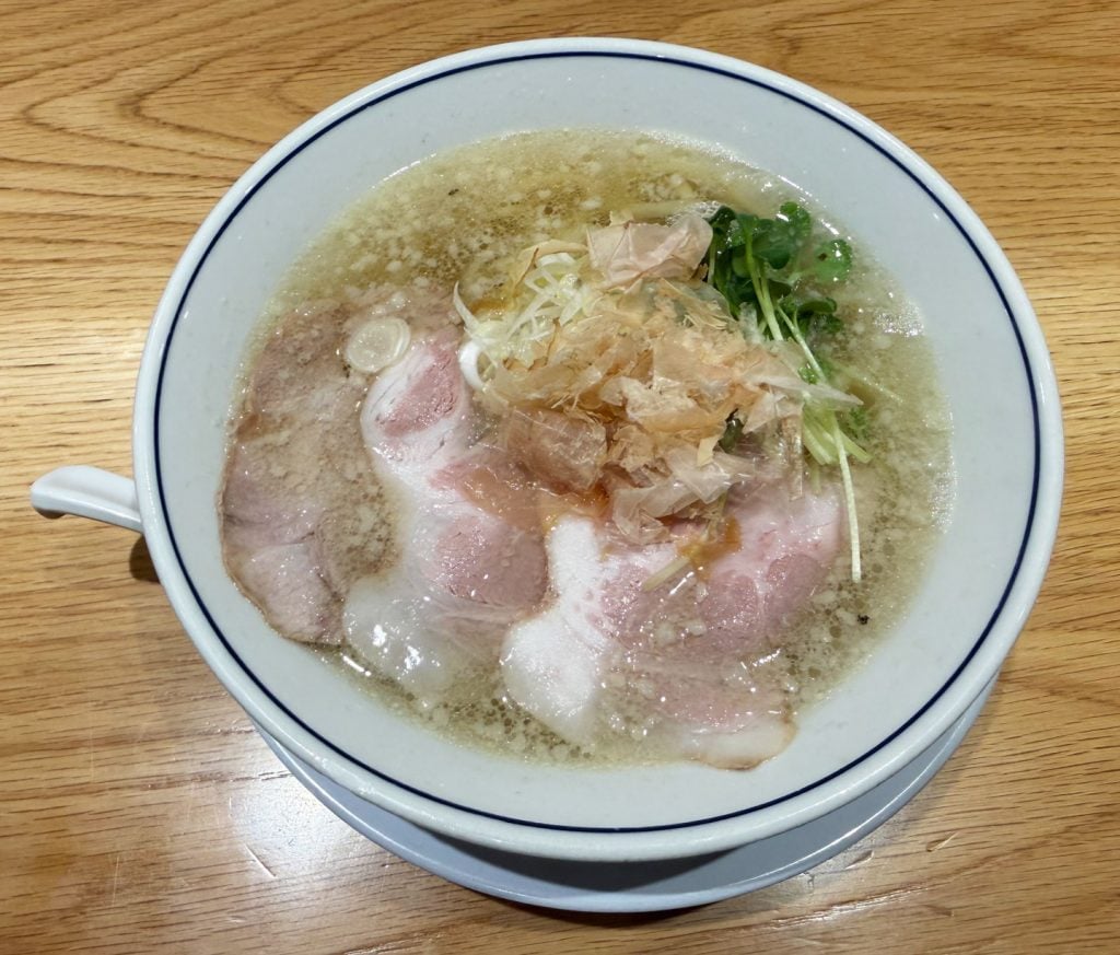 【大阪グルメ】鶏肉から作った鶏節トッピングの人気店　大阪発祥の塩らーめん「らーめん鱗」に行ってみた