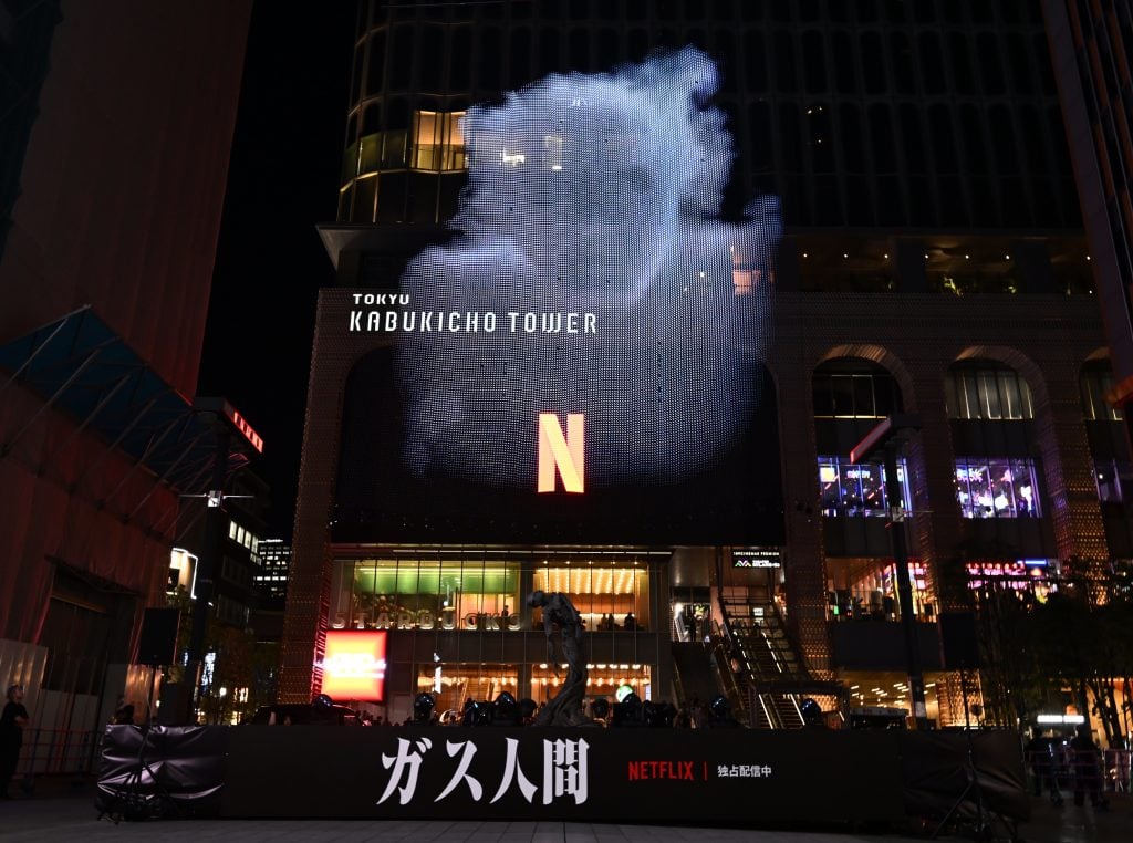 新宿・歌舞伎町に「ガス人間」が出現！　世界最大級のLEDディスプレイ＆ドローン演出が圧巻　7/10・11夜も実施