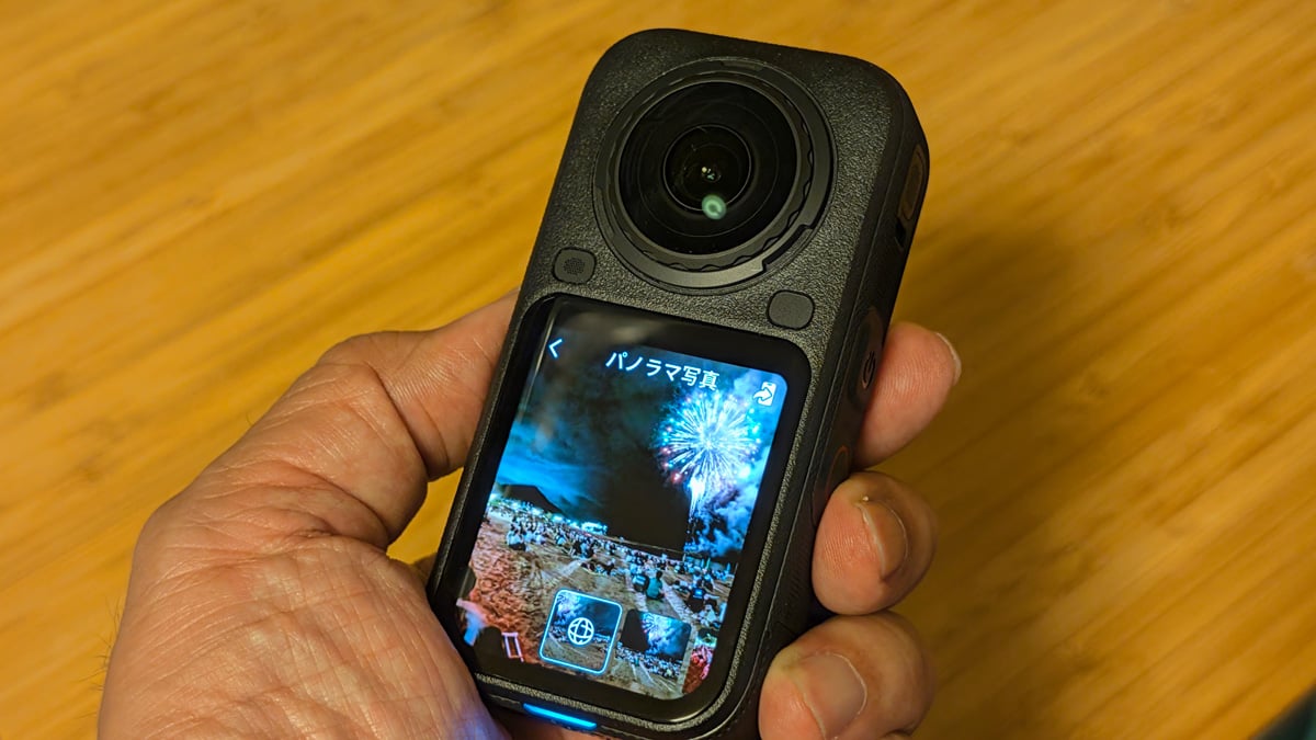 360°カメラ新モデル「Insta360 X6」で花火大会がきれいに撮れた　低照度に強くなってジンバルカメラ的な使い方も新鮮