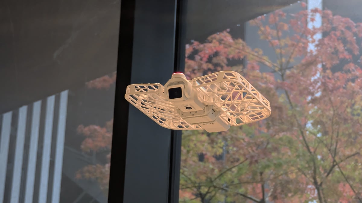 空飛ぶポケットジンバルカメラ「HOVERAir VERSA」がMakuakeで先行販売開始