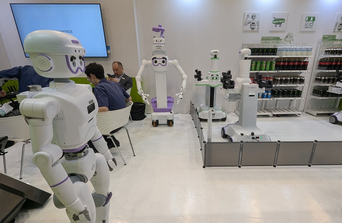 未来のコンビニってこんなかも　CP AI Roboticsが店舗で案内や商品補充を担当するロボット2機種をお披露目
