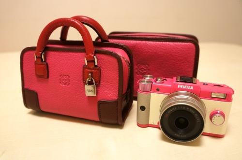 ロエベPENTAXのコラボPENTAXQ MAGENTA PINK ロエベ、“LOEWE×PENTAX”コラボレーションの「PENTAX Q MAGENTA PINK