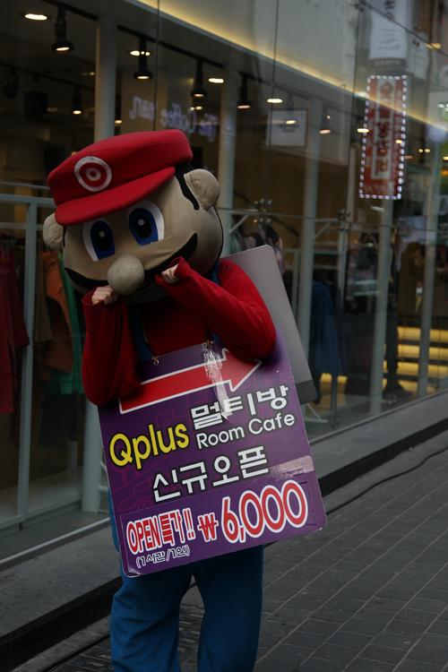 韓国の街にマリオらしいキャラクターが出現 若者や子どもに大人気 ガジェット通信 Getnews