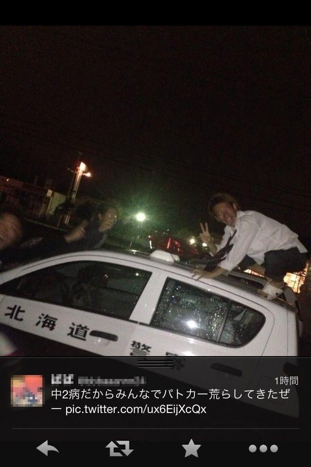 若者がパトカーの上に乗りピースし写真をツイート 中2病だから ガジェット通信 Getnews