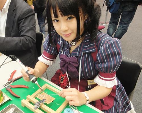 メイドがはんだ付けに挑戦 秋葉原で新旧の店が集うイベント ガジェット通信 Getnews