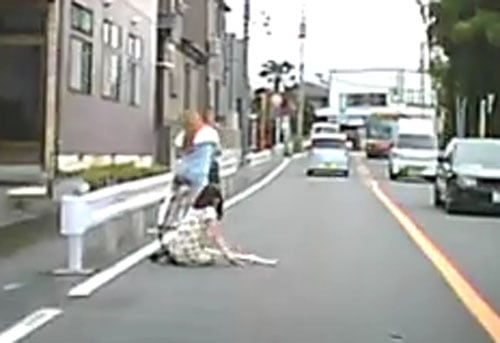 自転車 車道 ひかれそうになる