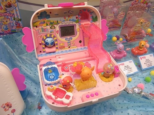 東京おもちゃショー12 ズーブルズ を持ち出して遊べるテレビ付きハウス Zoobles キャンディーtvハウス ガジェット通信 Getnews
