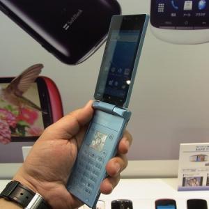 パカパカできます 折りたたみ式携帯電話型のandroidスマートフォン Aquos Phone The Hybrid Softbank 007sh ガジェット通信 Getnews