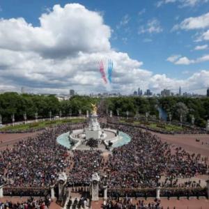 イギリス女王の 公式誕生日 を祝ってイギリス空軍が空をパレード ガジェット通信 Getnews