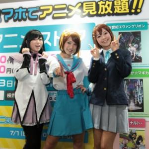 アキバ駅構内でコスプレに人だかり スマホで アニメ見放題 なドコモ新サービス アニメストア ガジェット通信 Getnews