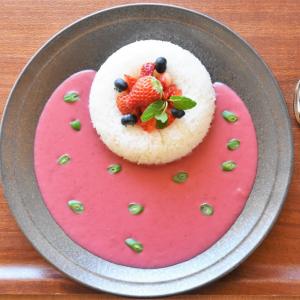 ごはんにも生のいちごがたっぷり ピンクの見た目がカワイイ 期間限定 いちごカレー その味は 三島の春グルメ ガジェット通信 Getnews