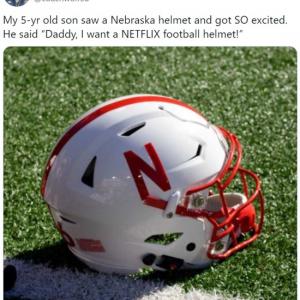 ネブラスカ大学のアメフトヘルメットを見た5才の男の子 パパ あのnetflixのヘルメットが欲しいよ ガジェット通信 Getnews
