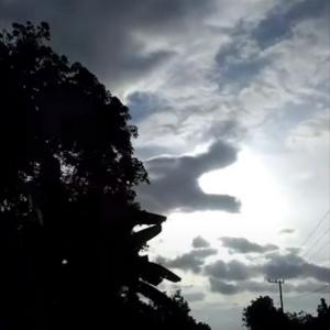 思わず二度見の奇妙な光景 龍の形をした雲が まるで太陽を食べているようだと話題に ガジェット通信 Getnews