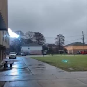 衝撃映像 怖すぎる でっかい火花が電線をつたって移動する衝撃的瞬間が目撃される ガジェット通信 Getnews 衝撃映像 怖すぎる でっかい火花が電線をつたって移動する衝撃的瞬間が目撃される ガジェット通信 Getnews