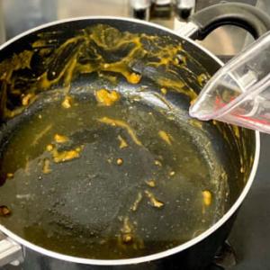 カレーやシチューの鍋を洗う前に 大さじ1の水で汚れが楽落ちライフハック ガジェット通信 Getnews