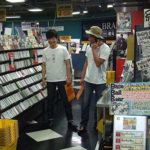 森山未來と星野源がタワー池袋店に降臨 聖 おにいさん タワレコ特製ポスターのメイキング公開 ガジェット通信 Getnews
