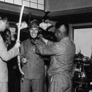 貴重写真 昭和7年 チャールズ チャップリンが日本で兜 かぶと かぶってた ガジェット通信 Getnews 貴重写真 昭和7年 チャールズ チャップリンが日本で兜 かぶと かぶってた ガジェット通信 Getnews