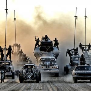ガソリン 鉄 砂 炎 V8エンジン ロック 興奮必至の疾走ムービー新作 マッドマックス を超絶オススメする３つの理由 ガジェット通信 Getnews